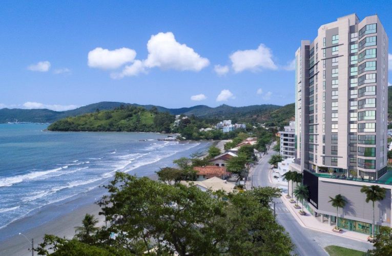Apartamento em frente ao mar no litoral de SC tem diferença de preço de até 200%