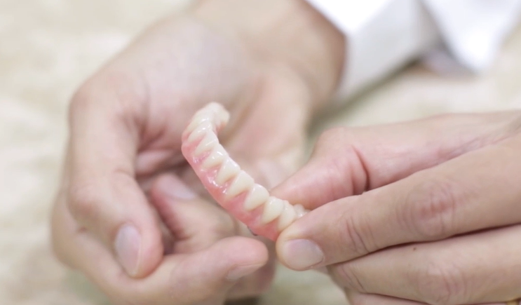 Implante dentário em pacientes com Alzheimer e Parkinson reduz complicações nutricionais