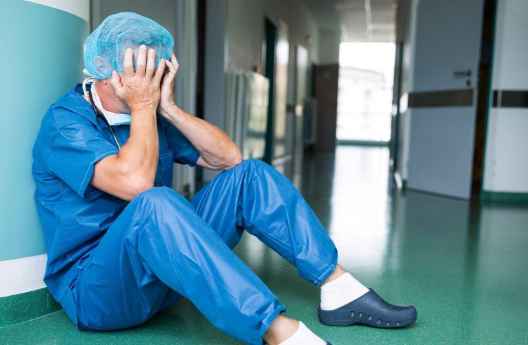 Segundo pesquisa, estresse entre médicos aumentou durante pandemia