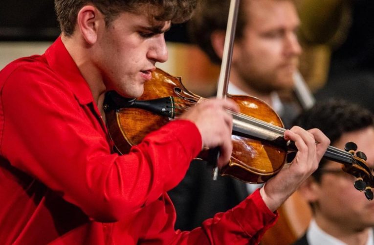 Aluno brasileiro vence competição mundial de violino
