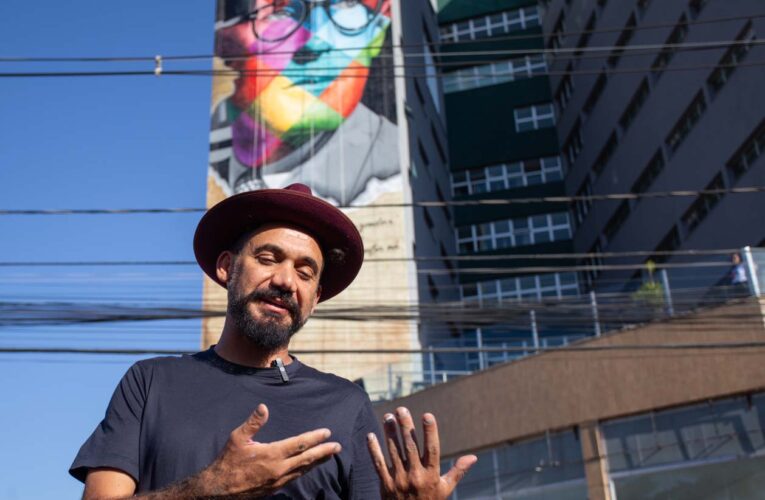 Itabira ganha mural em homenagem a Drummond produzido pelo artista Eduardo Kobra