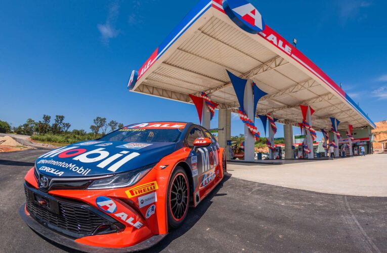 Postos em Minas Gerais recebem carro de Rubens Barrichello na Stock Car