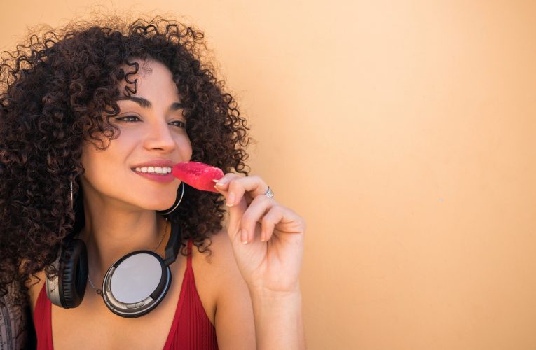 Picolés de frutas podem ser boa opção no verão para manter o corpo hidratado