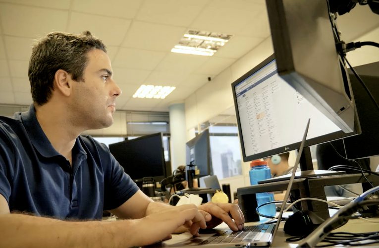 Startup de SC contrata brasileiros para trabalhar em empresas americanas de TI