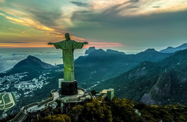 Monumentos icônicos no Brasil e no mundo se iluminam em verde para celebrar o St. Patrick´s Day