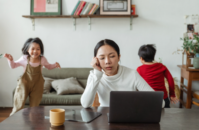 Como empresas podem reduzir o impacto do trabalho do cuidado na carreira de mães