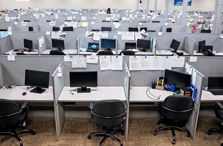 Setor de call center foca em treinamento para manter motivação no home office