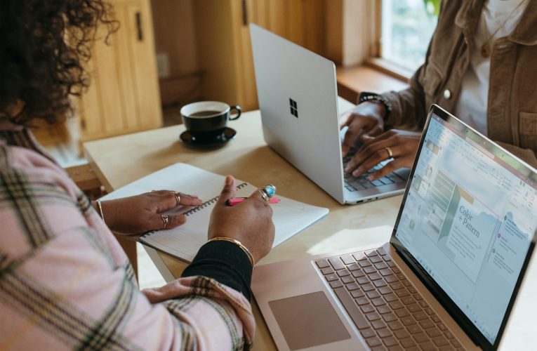 Funcionários preferem o trabalho híbrido, aponta estudo