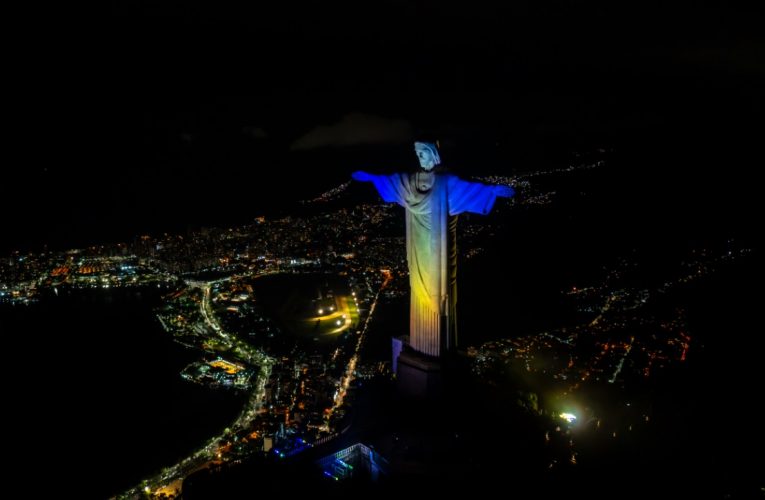 Cristo Redentor se ilumina para celebrar a nova república de Barbados