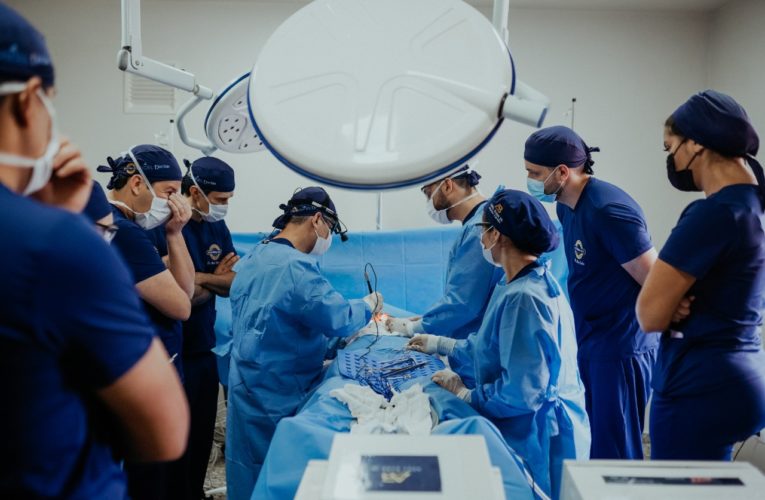 Brasil realiza 25 mil cirurgias de explante de silicone em um ano