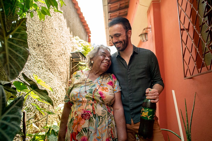 Campanha de guaraná tem a avó do rapper Djonga como estrela