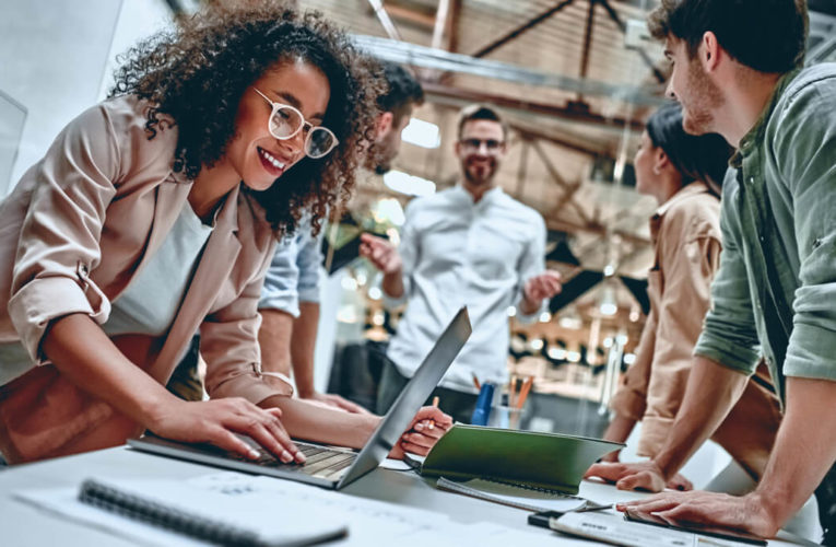 Empresas com política de onboarding aumentam as chances de reter talentos.