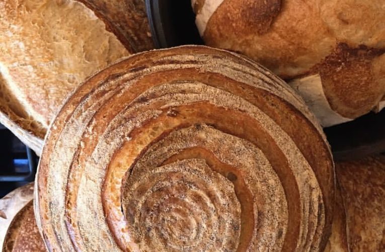 Mão na massa: mineira ensina como preparar e vender pães de fermentação natural