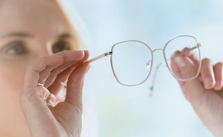 Tecnologia que elimina vírus e bactérias das lentes de óculos chega ao Brasil