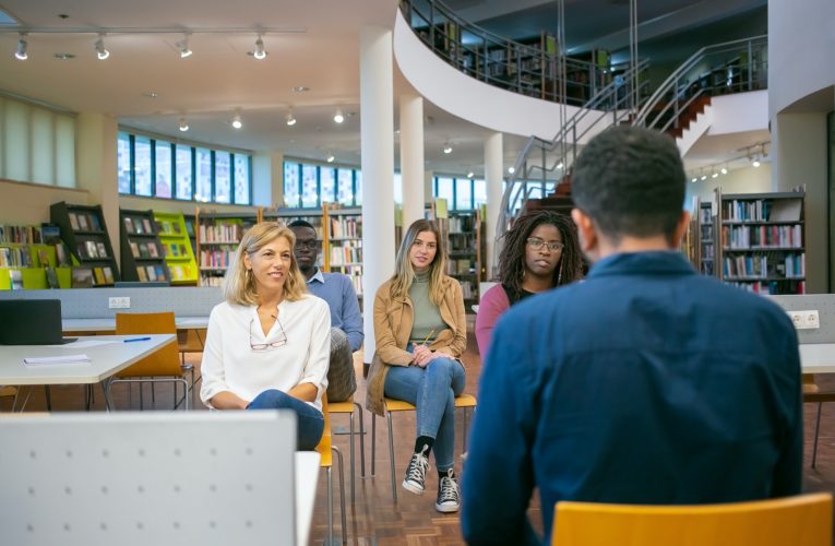 Curso de extensão em educação bilíngue prepara docentes para exigências do CNE