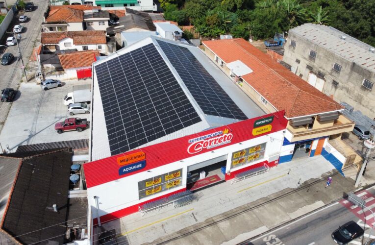 Parceria entre marcas leva energia solar a rede de supermercados de SP