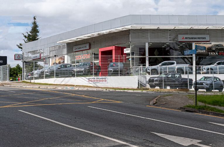 Grupo De Castro comemora 1 ano como dealer da Mitsubishi em Curitiba