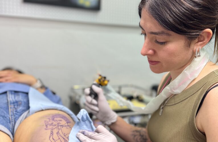 Cresce atuação feminina na indústria de tatuagem