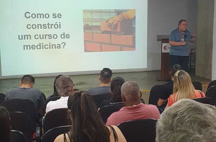 Fórum Internacional discute a formação do futuro profissional de medicina