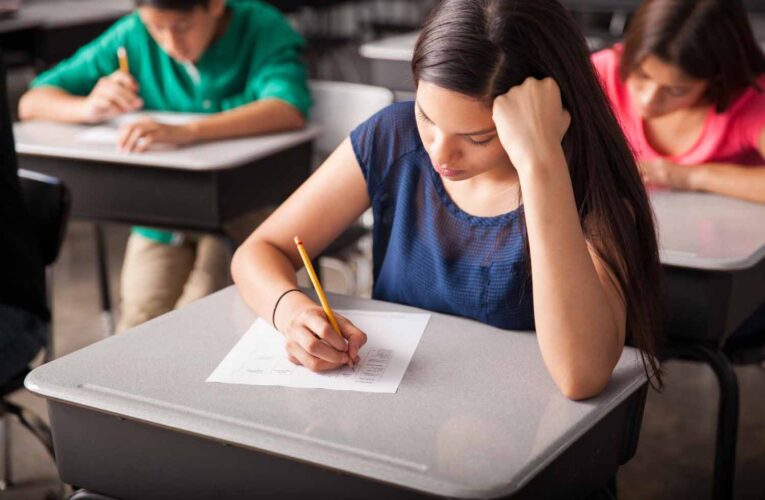 Estudantes podem participar de projetos preparatórios para o Enem 2025 em BH