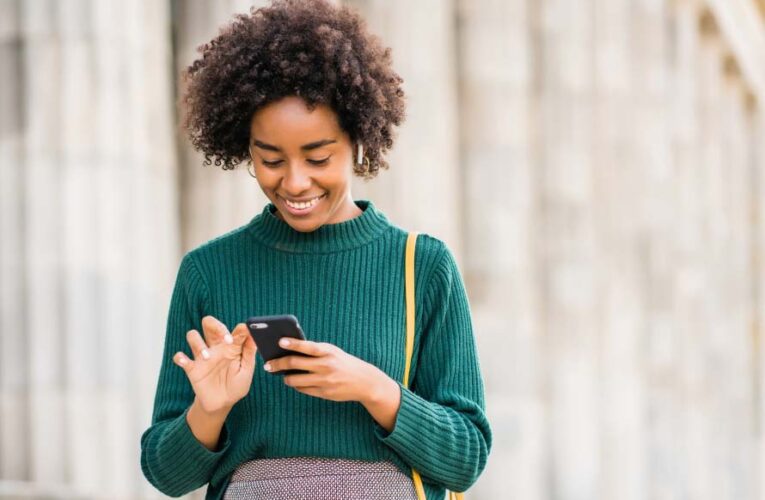 Hábito de usar celular pode gerar uma carga de 27kg no pescoço